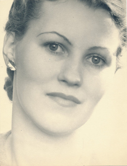 Portrait de femme sourire yeux photo photographie époque étude caratère