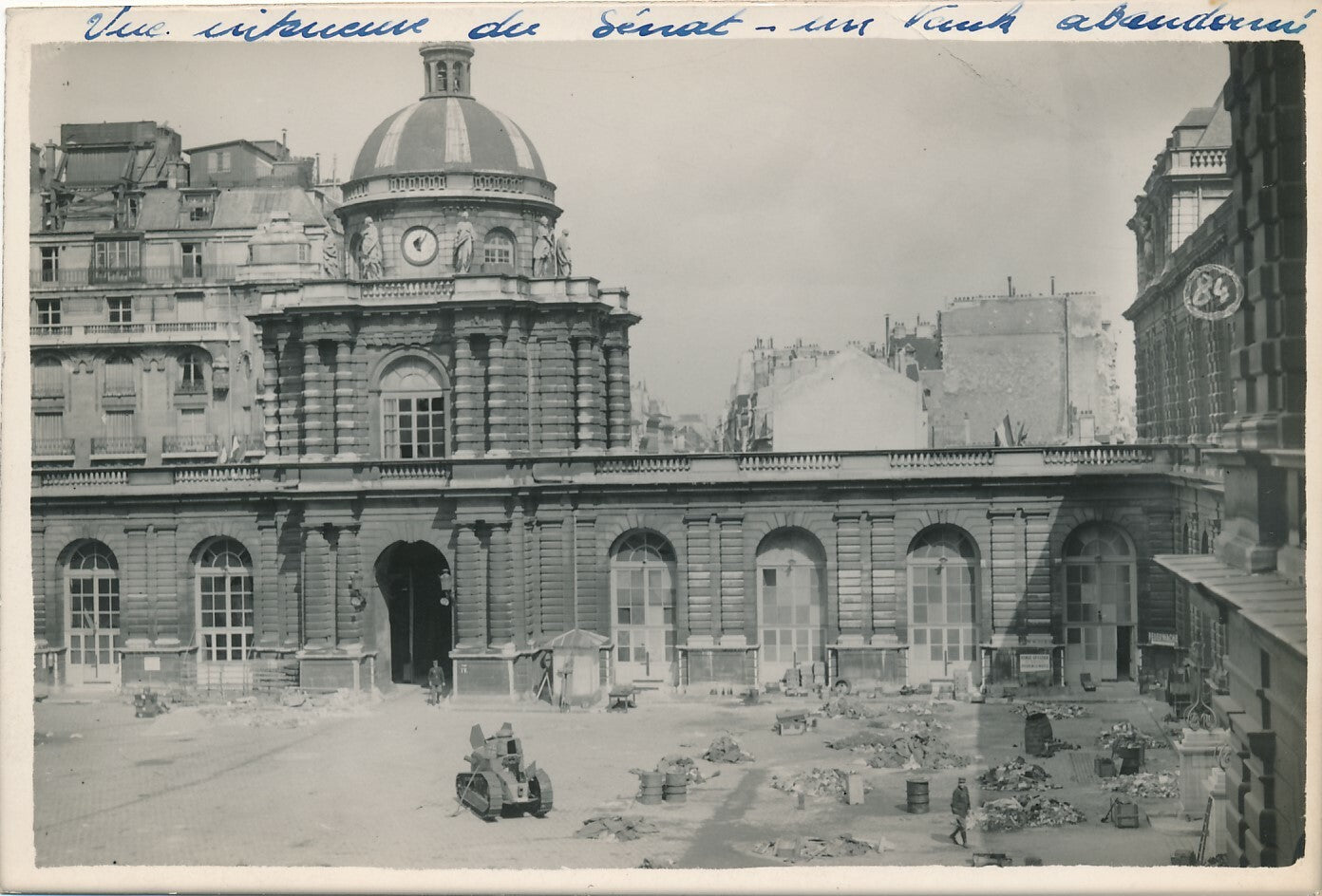 LIBÉRATION DE PARIS, 1944  12 photographies (18 x 12 cm) légendées Luxembourg