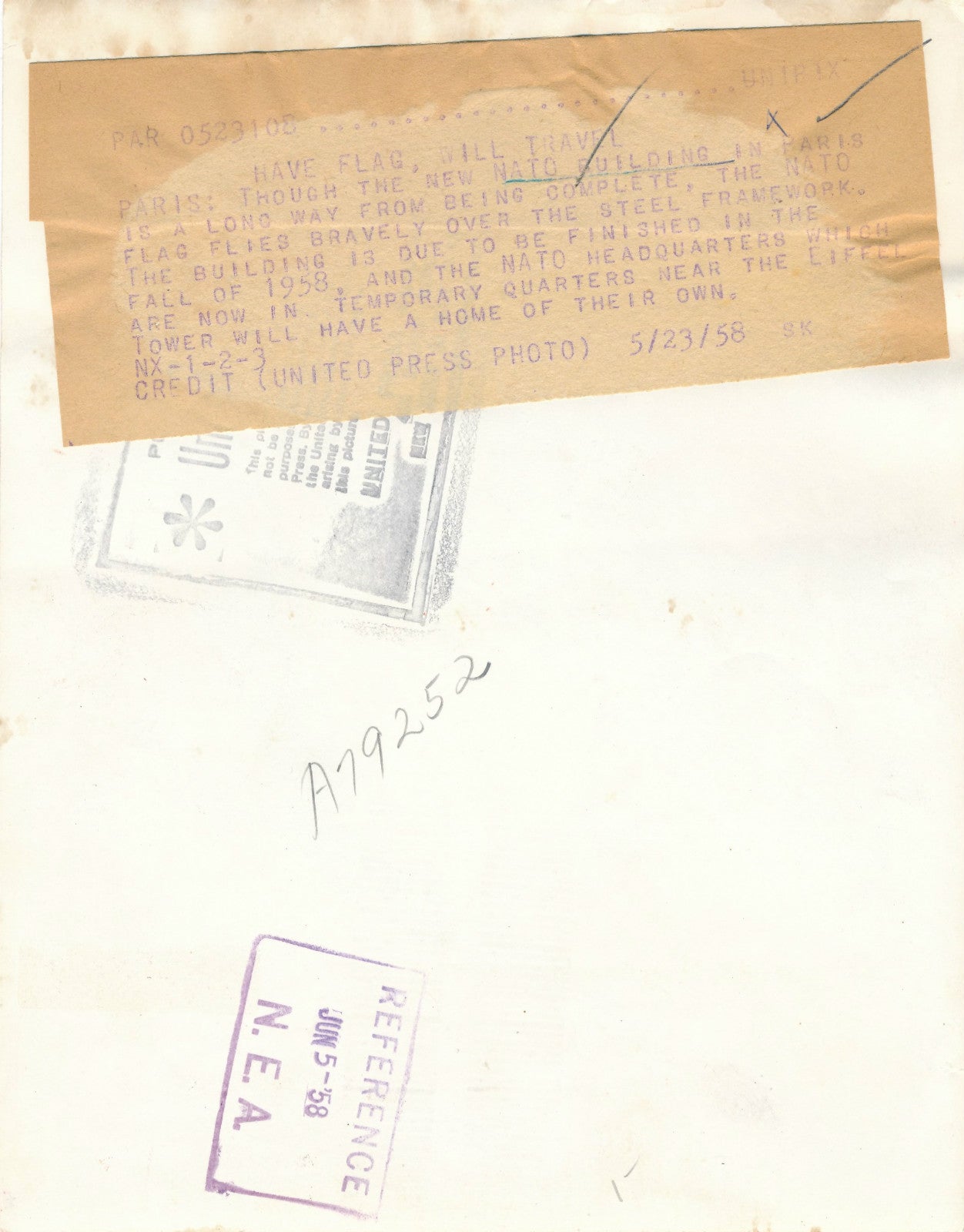 Otan Nato Paris construction drapeau photographie argentique 1958