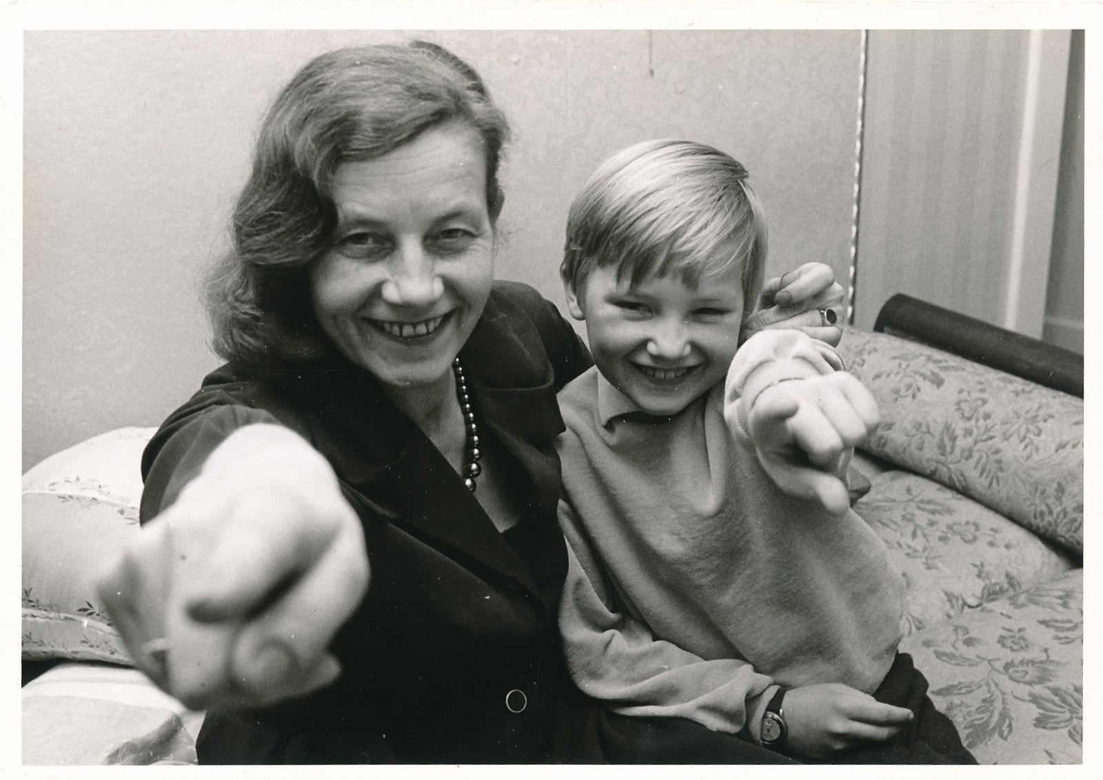 Photo Enfant mère doigt argentique époque v. 1960 Roland Scheidemann Allemagne