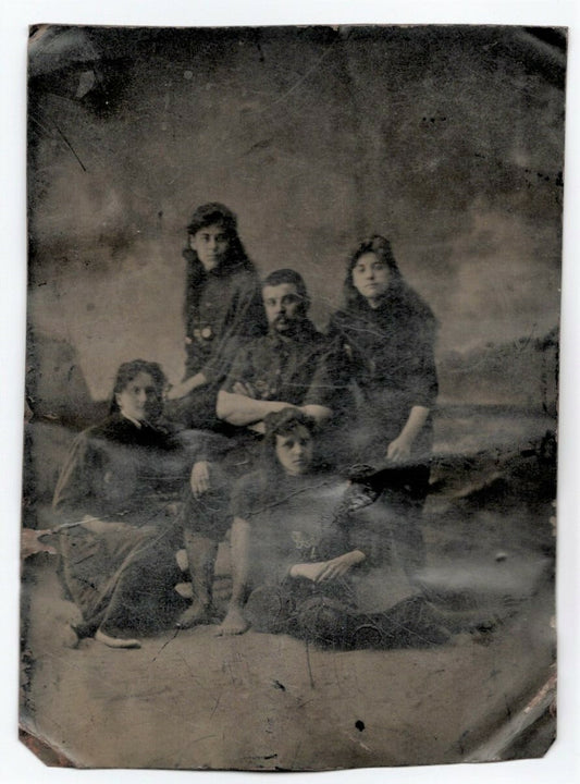 Ferrotype tintype homme avec jeunes femmes équipe ? pays Etats-Unis photographie
