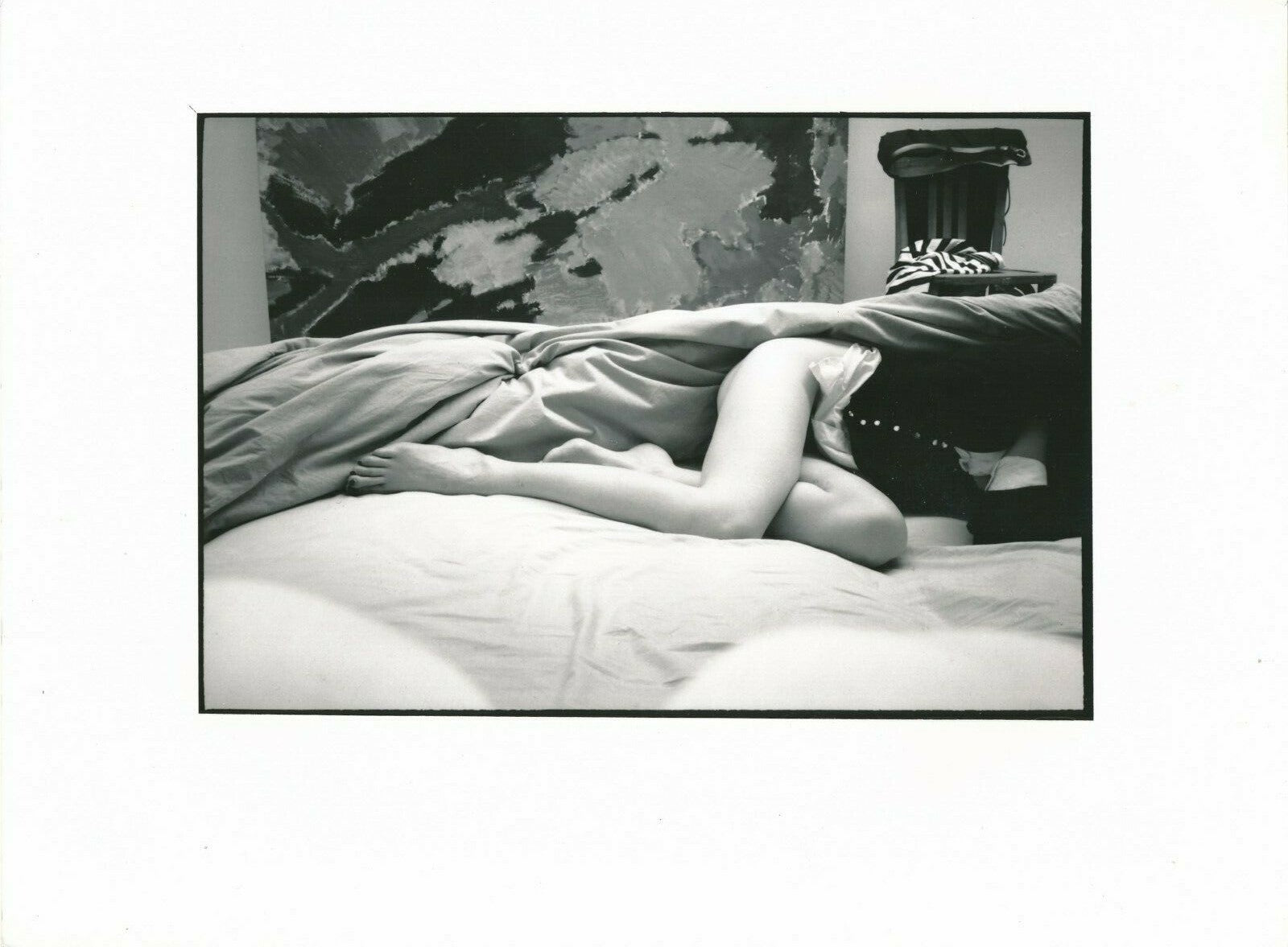 photographie femme lit jambes tirage argentique époque 1980 papier RC sexy