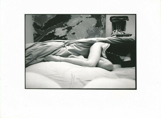 photographie femme lit jambes tirage argentique époque 1980 papier RC sexy