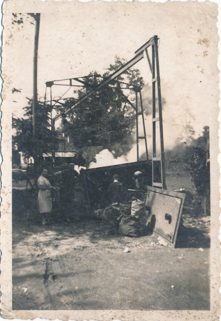 Fabrication de charbon de bois  4 photographies amateur, vers 1920 30 photo