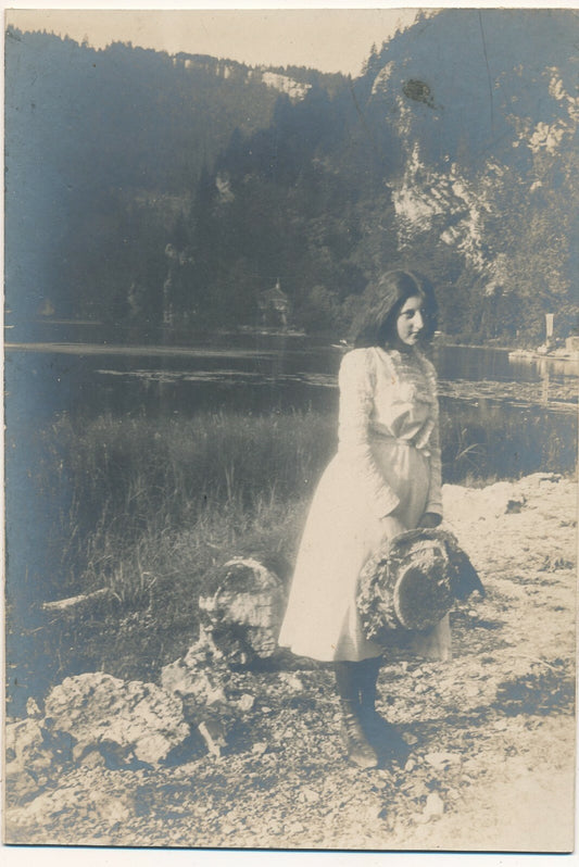 Jeune fille au chapeau et à la rivière, regard photo photographie amateur