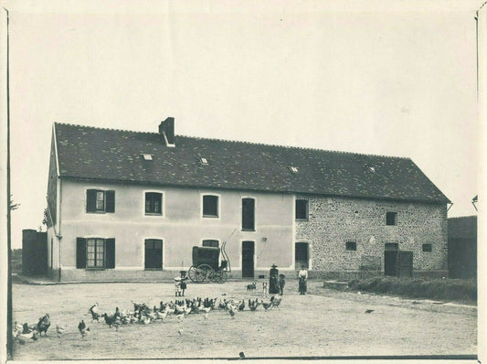 Campagne ferme cour femme coiffe enfant photographie argentique époque v. 1920