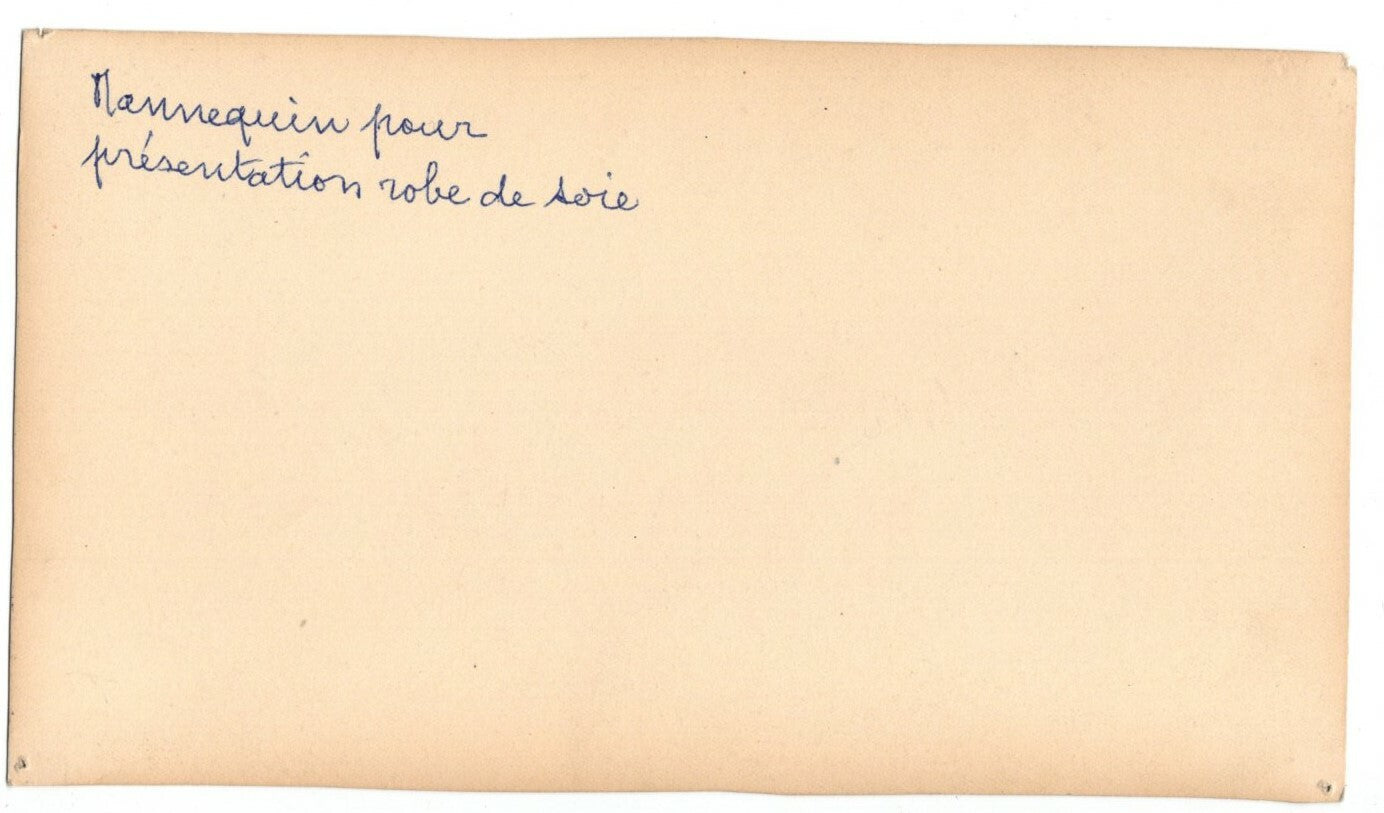 Mode présentation robe de soie sur fond de composition peinte photo photographie