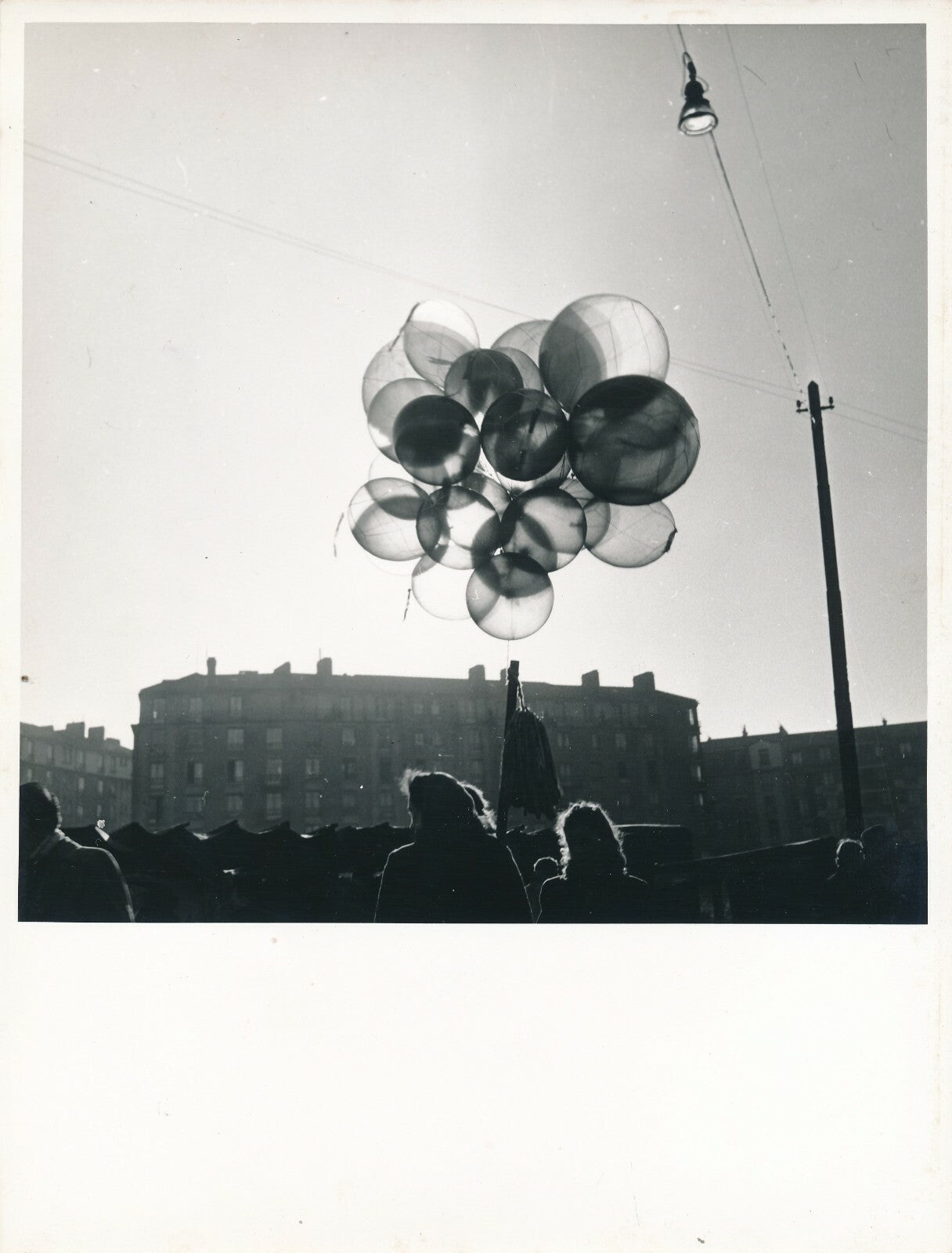 Les ballons vers 1950 photo photographie auteur non déterminé foule transparence