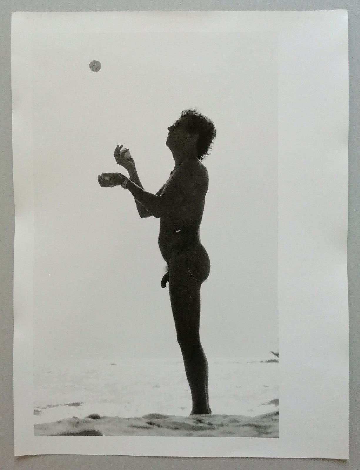 photo homme jongleur plage tirage argentique grand format époque v. 1980