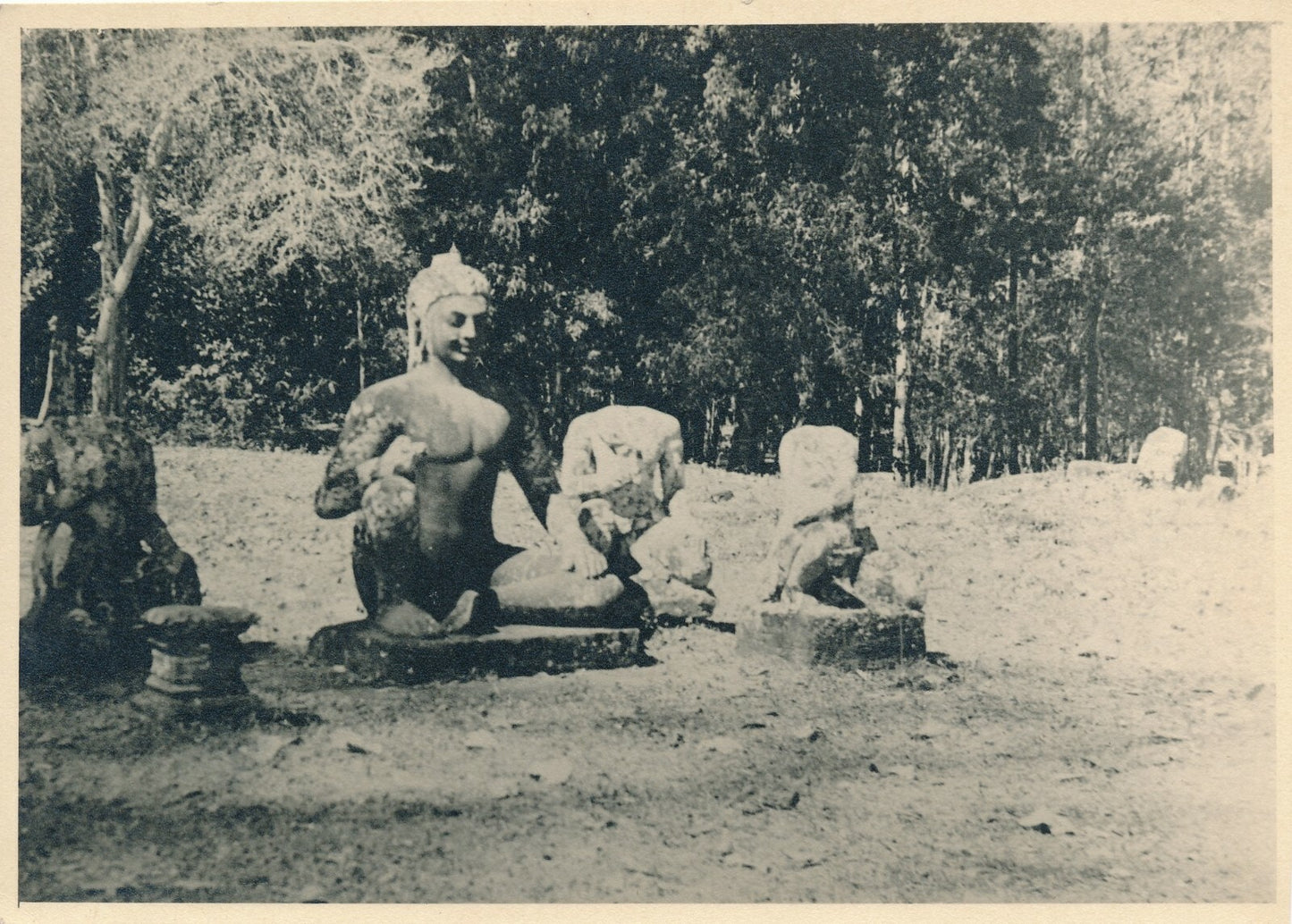 Laos ? Cambodge ? éléphants sculpture 4 photographies d’époque parc mer pêcheurs
