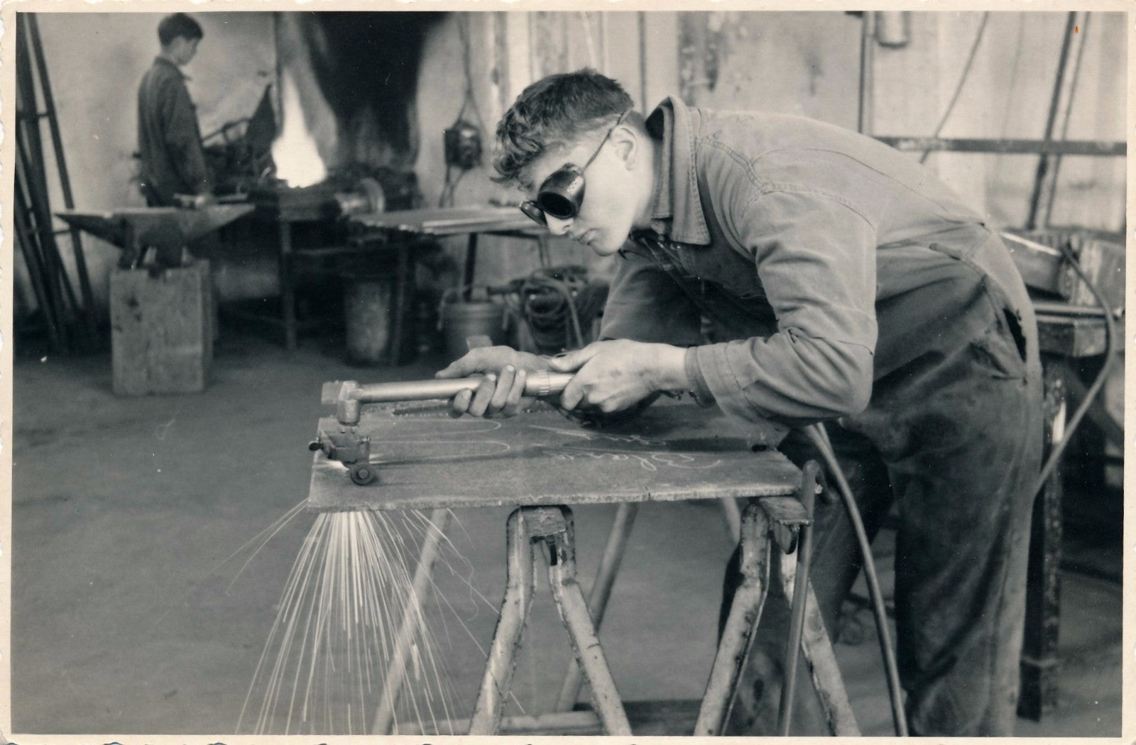 Photographie apprenti soudure 2 tirage argentique d'époque v. 1960 ouvrier