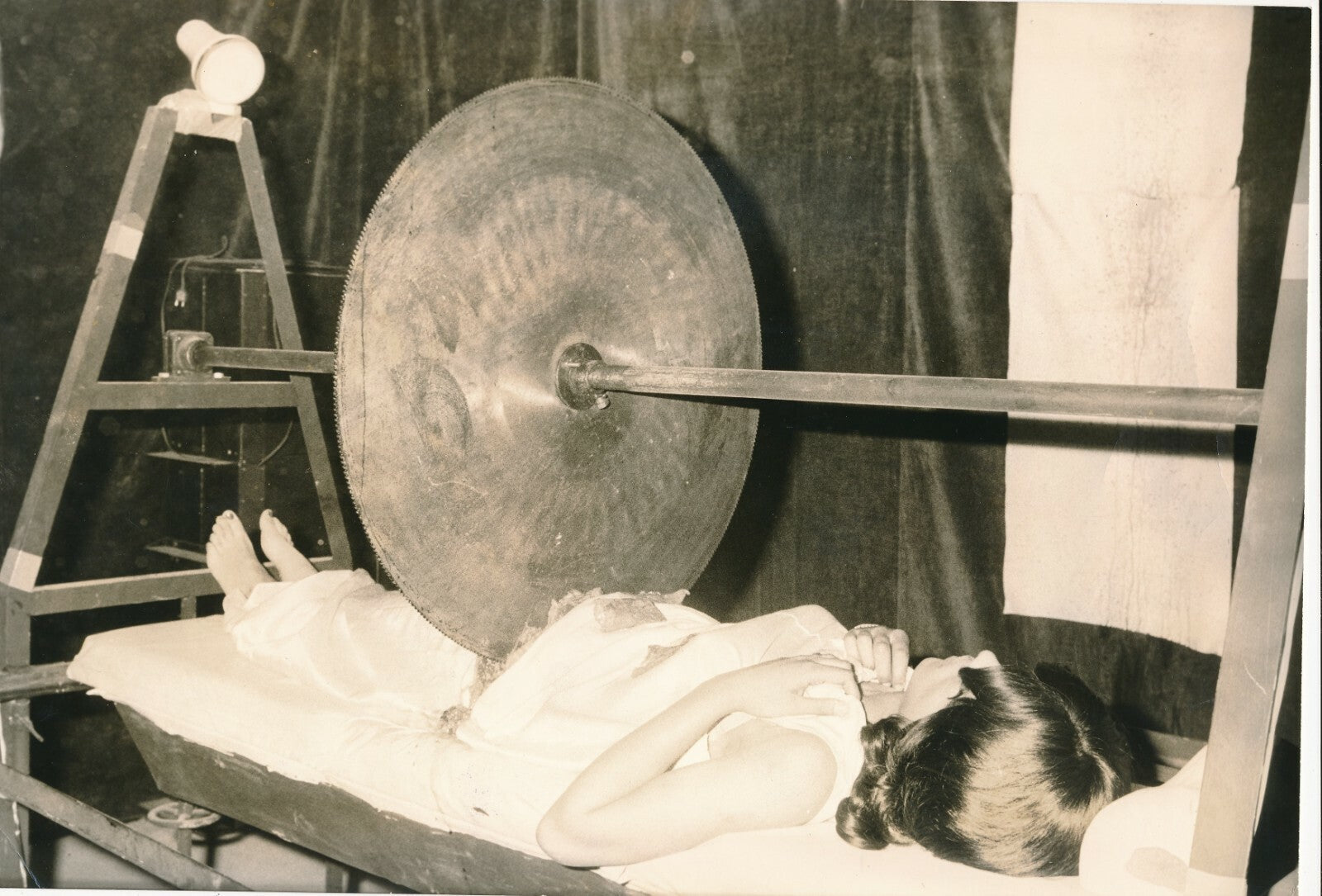 Festival des records fantastiques photo découpe femme horreur 1976 magie Wheeler