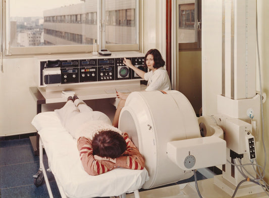 Hôpital Saint Antoine photo couleur v. 1970 laboratoire des isotopes caméra