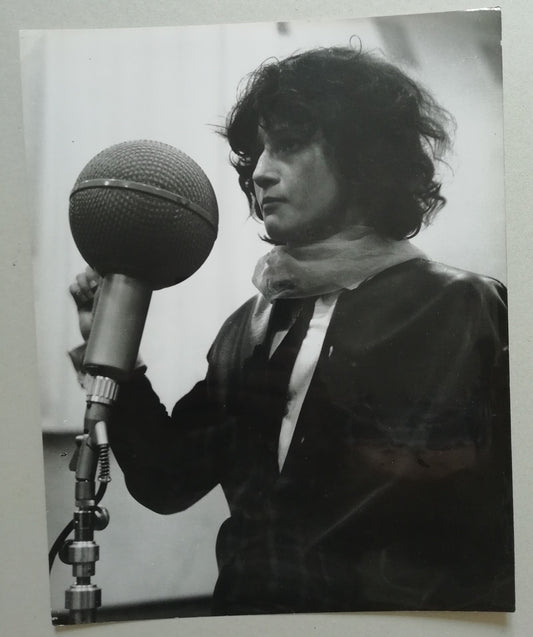 Femme au micro meeting photographie argentique époque vers 1960  Almasy Vauthey 