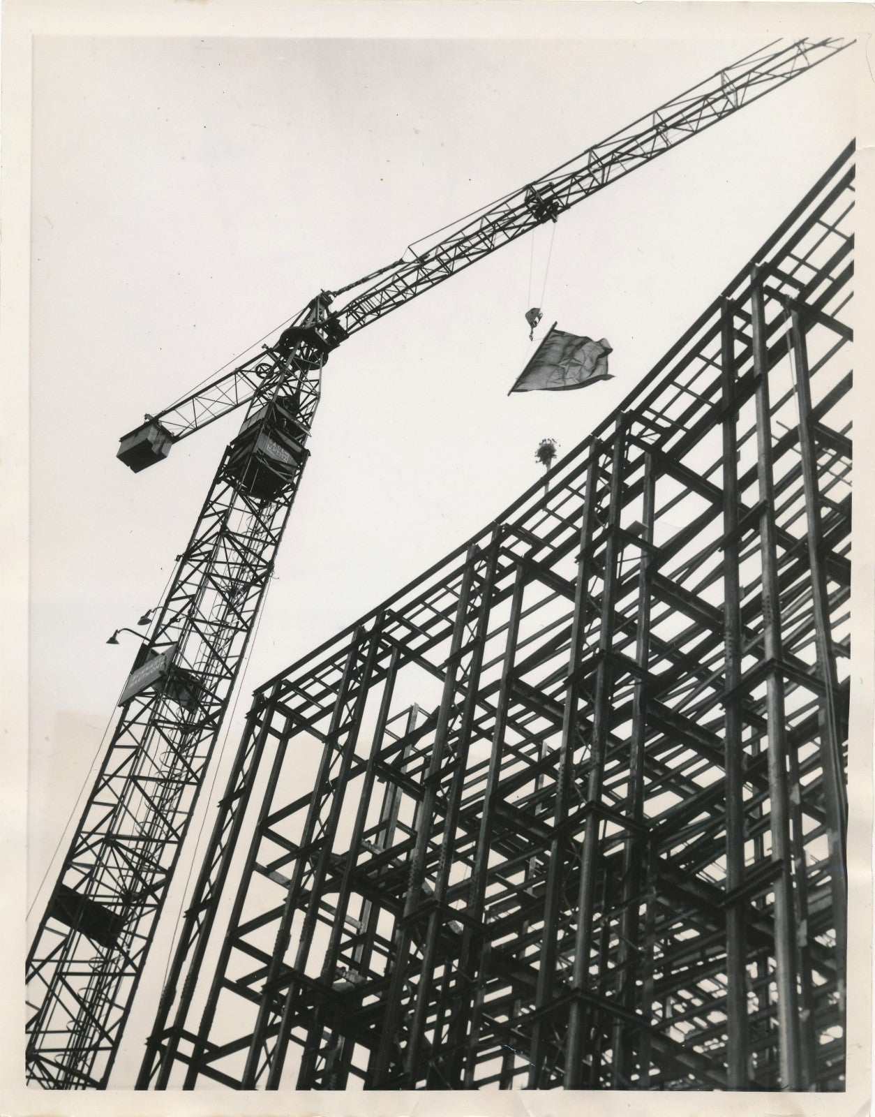 Otan Nato Paris construction drapeau photographie argentique 1958