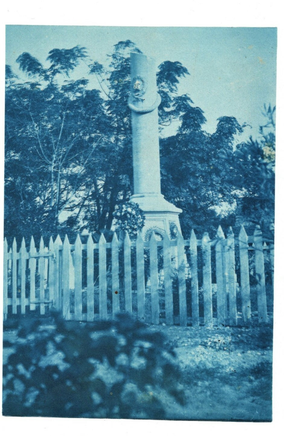 Monument aux morts cyanotype années 1920 paysage photo photographie