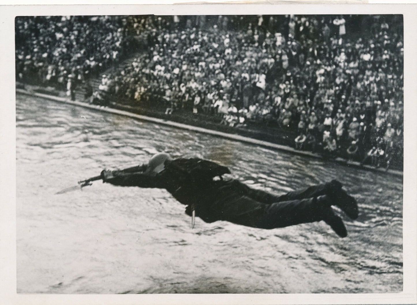 Autriche Vienne plongeon dans le Danube police démonstration photo photographie