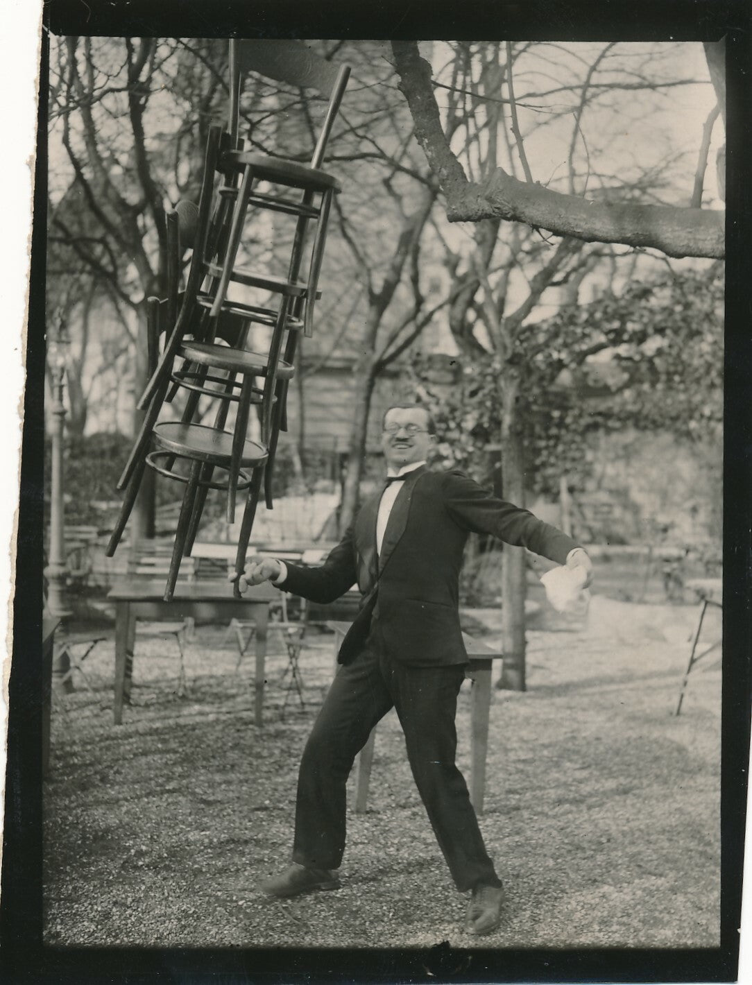 Étonnant Girandi maître d’hôtel soulève tables avec 2 doigts photo photographie