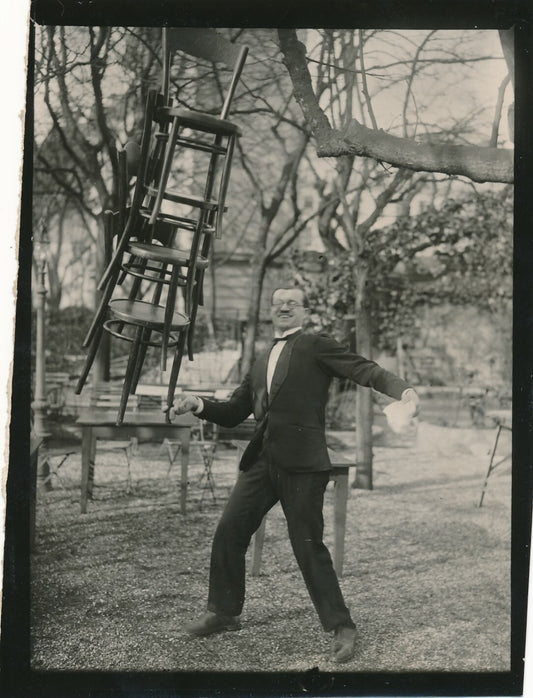 Étonnant Girandi maître d’hôtel soulève tables avec 2 doigts photo photographie