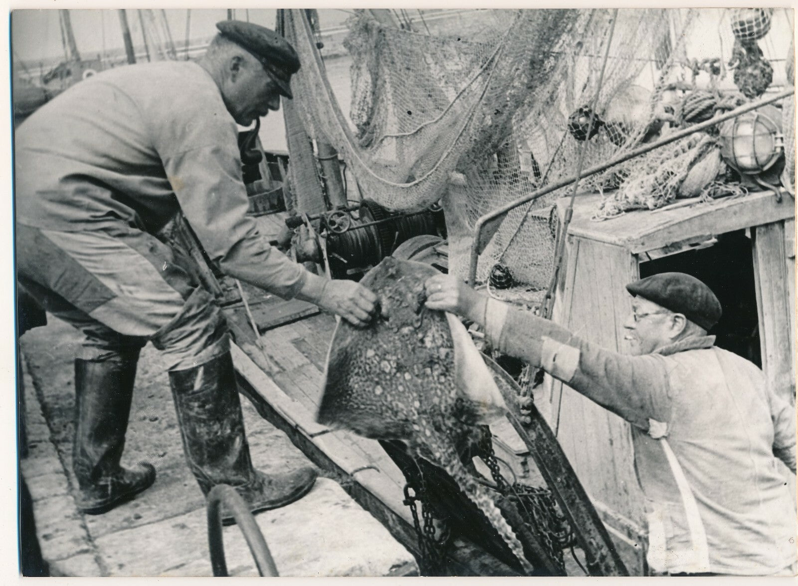 La raie et les pêcheurs photo photographie v. 1950 photographe Georges Bracher