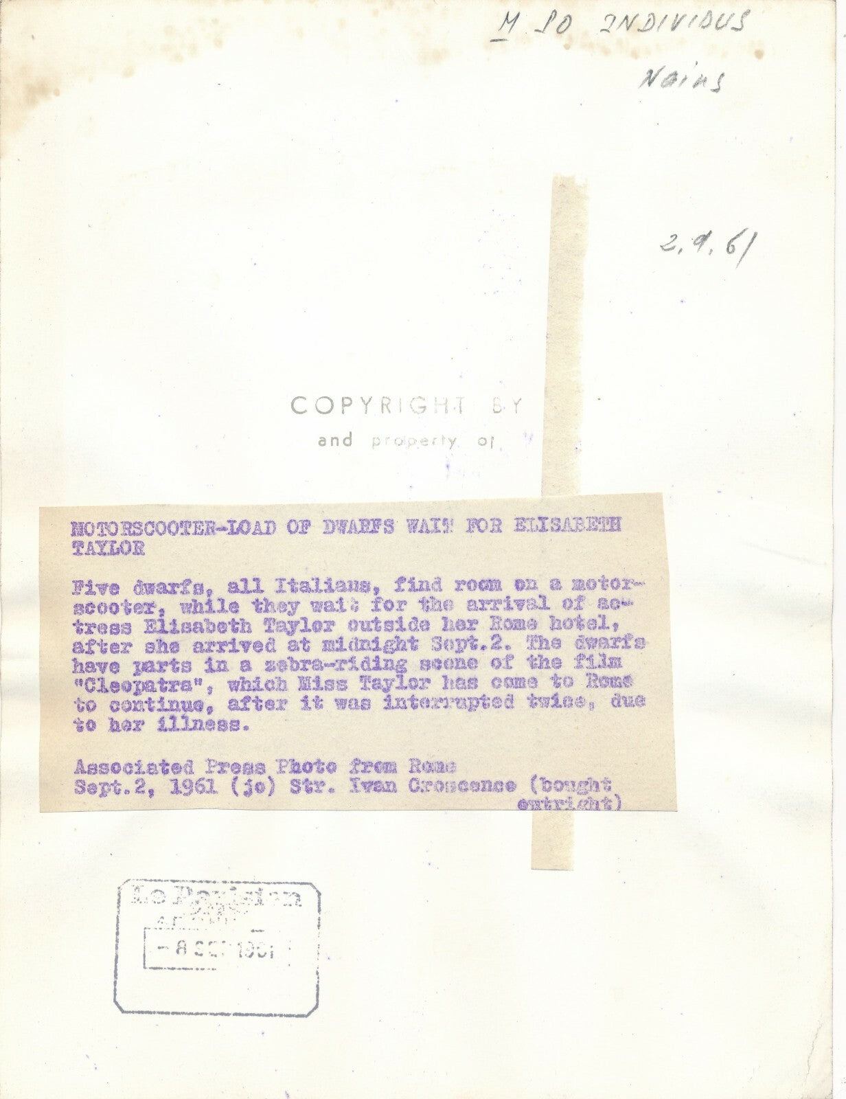 5 nains sur un scooter attendent Elisabeth Taylor photo photographie époque TOL