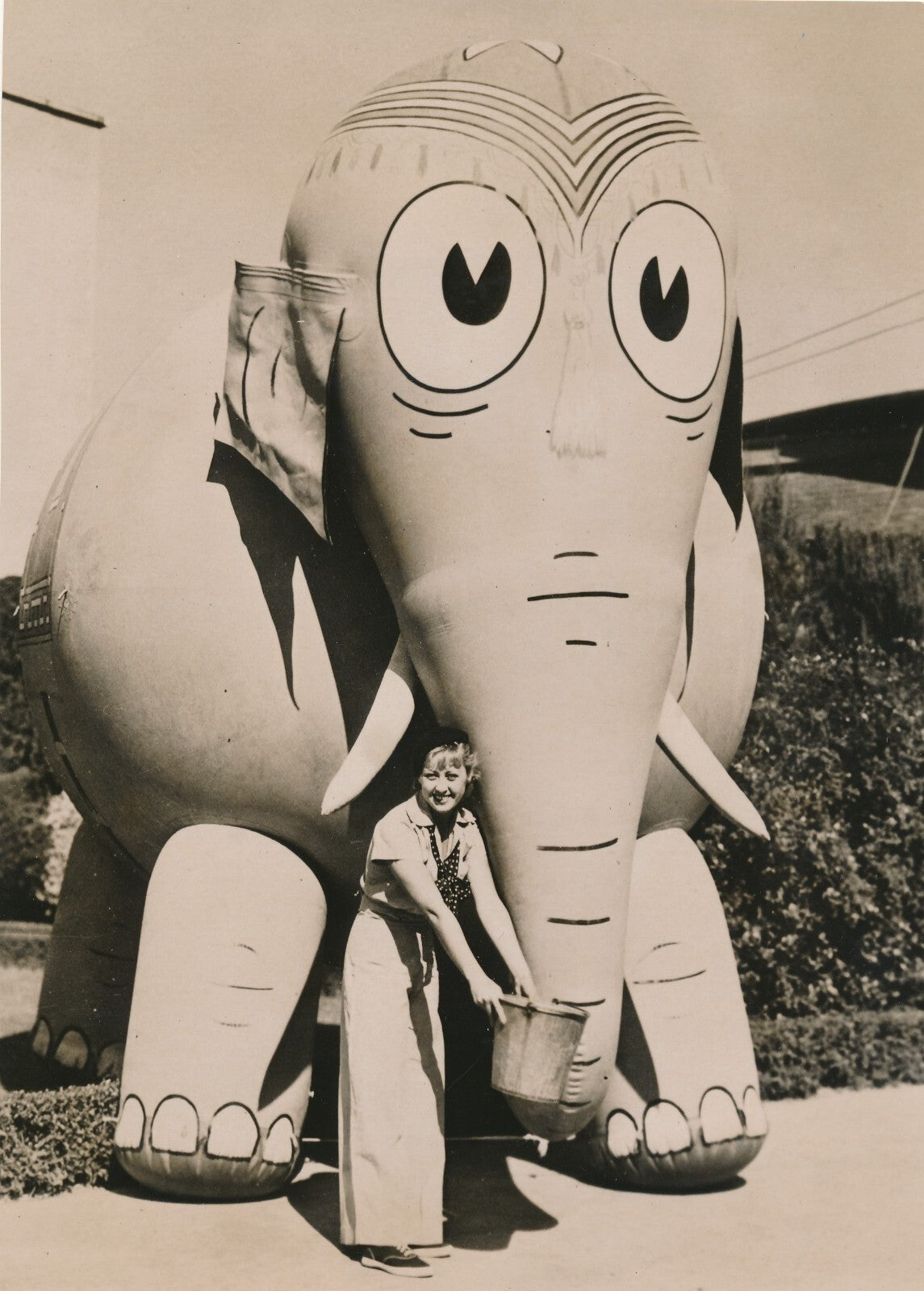 Un éléphant gonflable Hollywood Joan BLONDELL actrice photo photographie