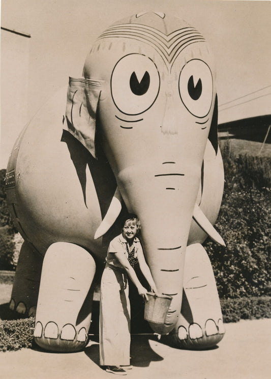 Un éléphant gonflable Hollywood Joan BLONDELL actrice photo photographie