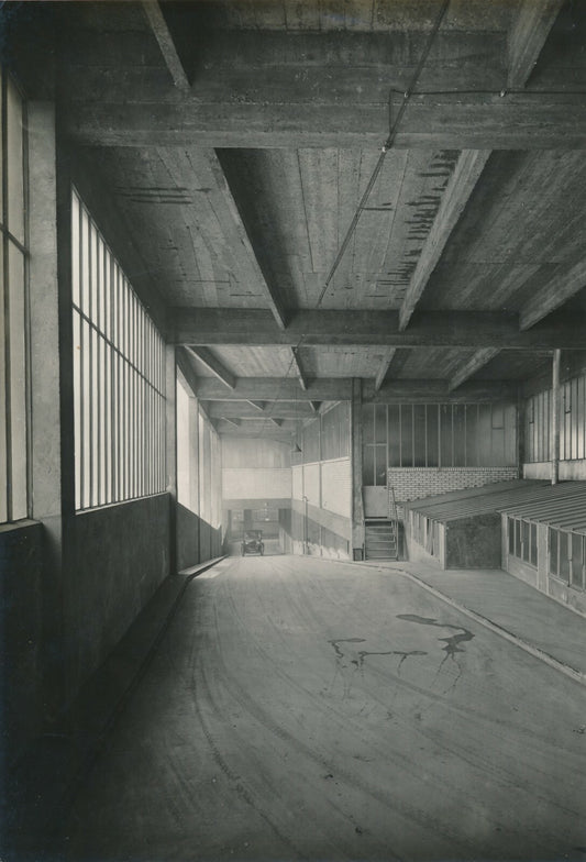 Garage béton voiture photographie argentique époque années 30 vue intérieur