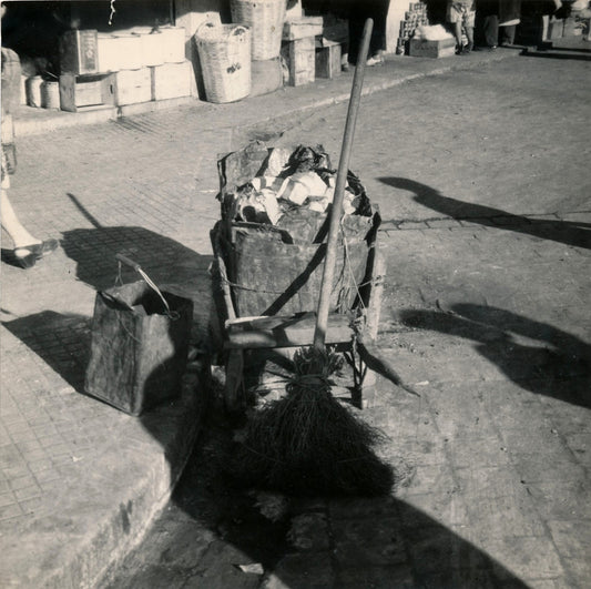 Photo Anonyme balai brouette argentique époque v. 1940-1950