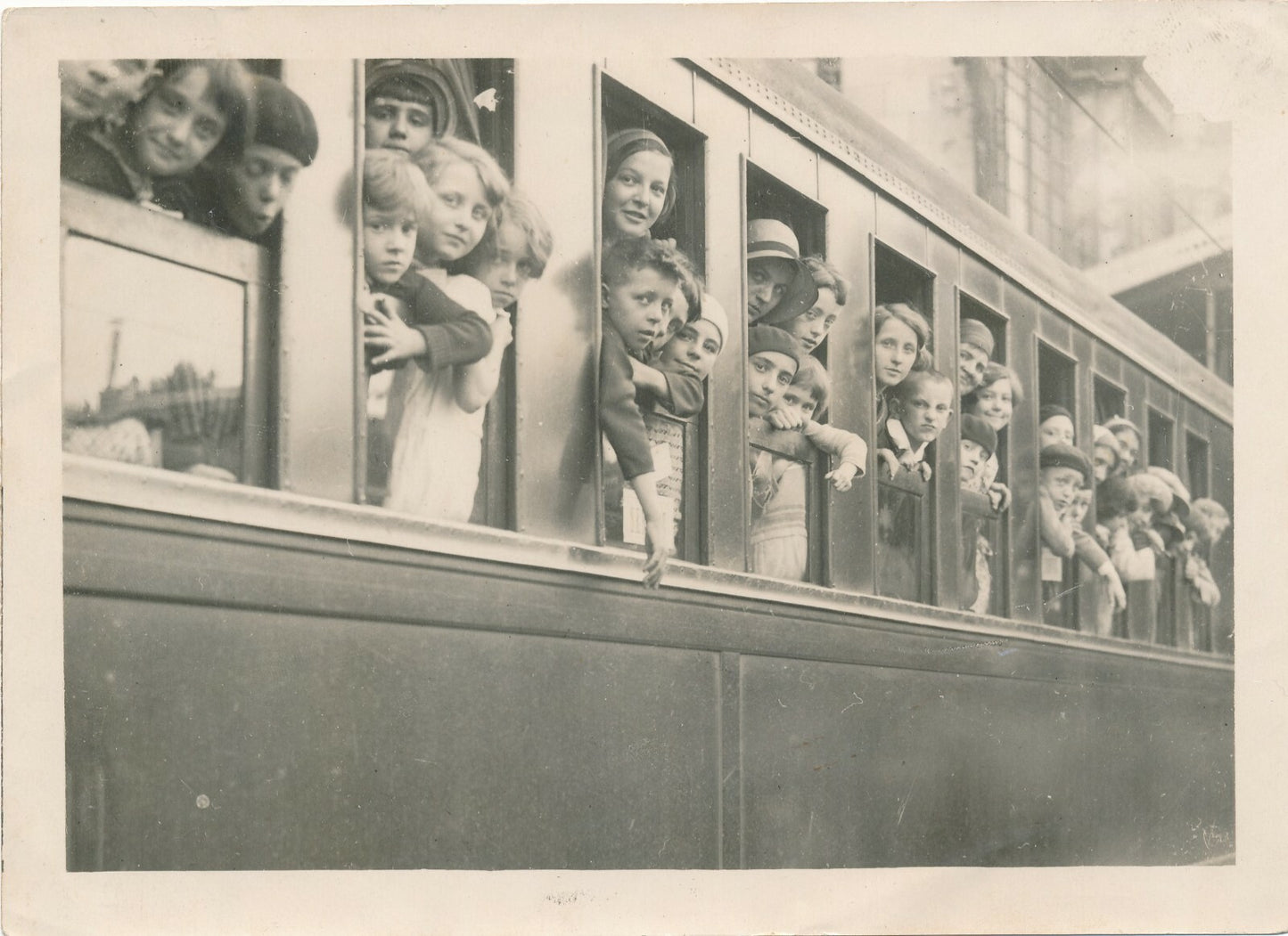 Départ d’enfants train beaux regards photo photographie wagons