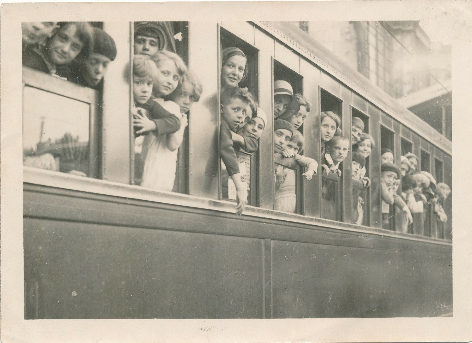 Départ d’enfants train beaux regards photo photographie wagons