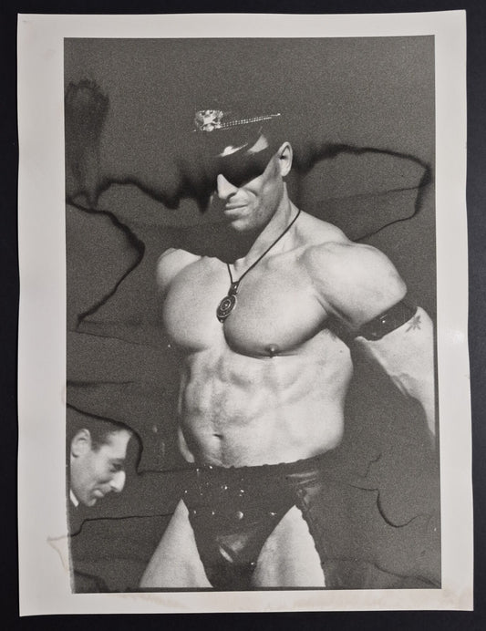 Cuir gay casquette muscle SM photo photographie v. 1990 nu homme