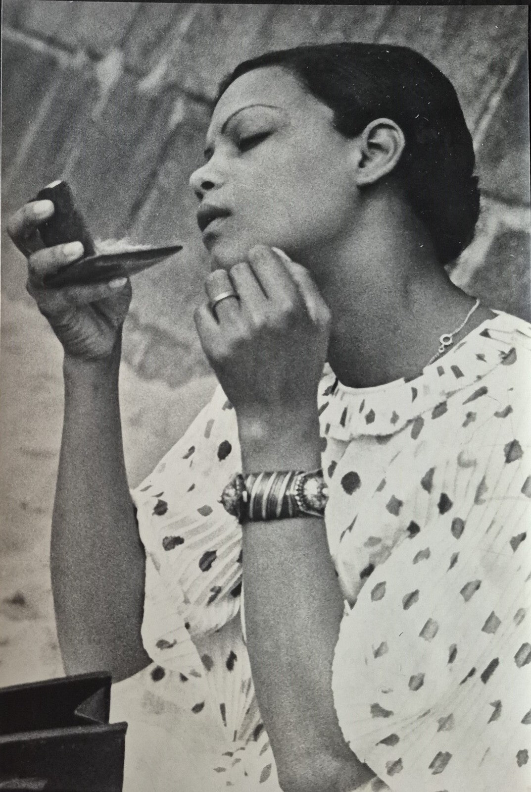 3 photo époque femme se maquillant années 30 mis en scène soigné photoghie