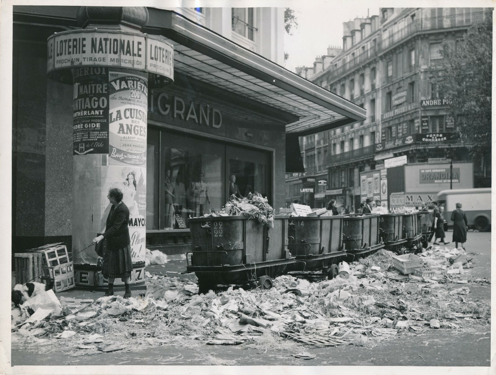Grèves des éboueurs Paris 1952 photo photographie argentique rue ordures