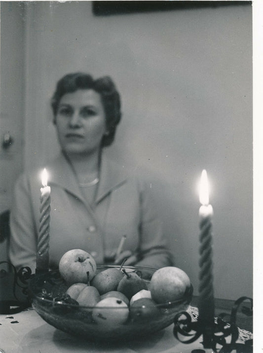 Femme portrait bougies photo argentique époque flou cigarette composition