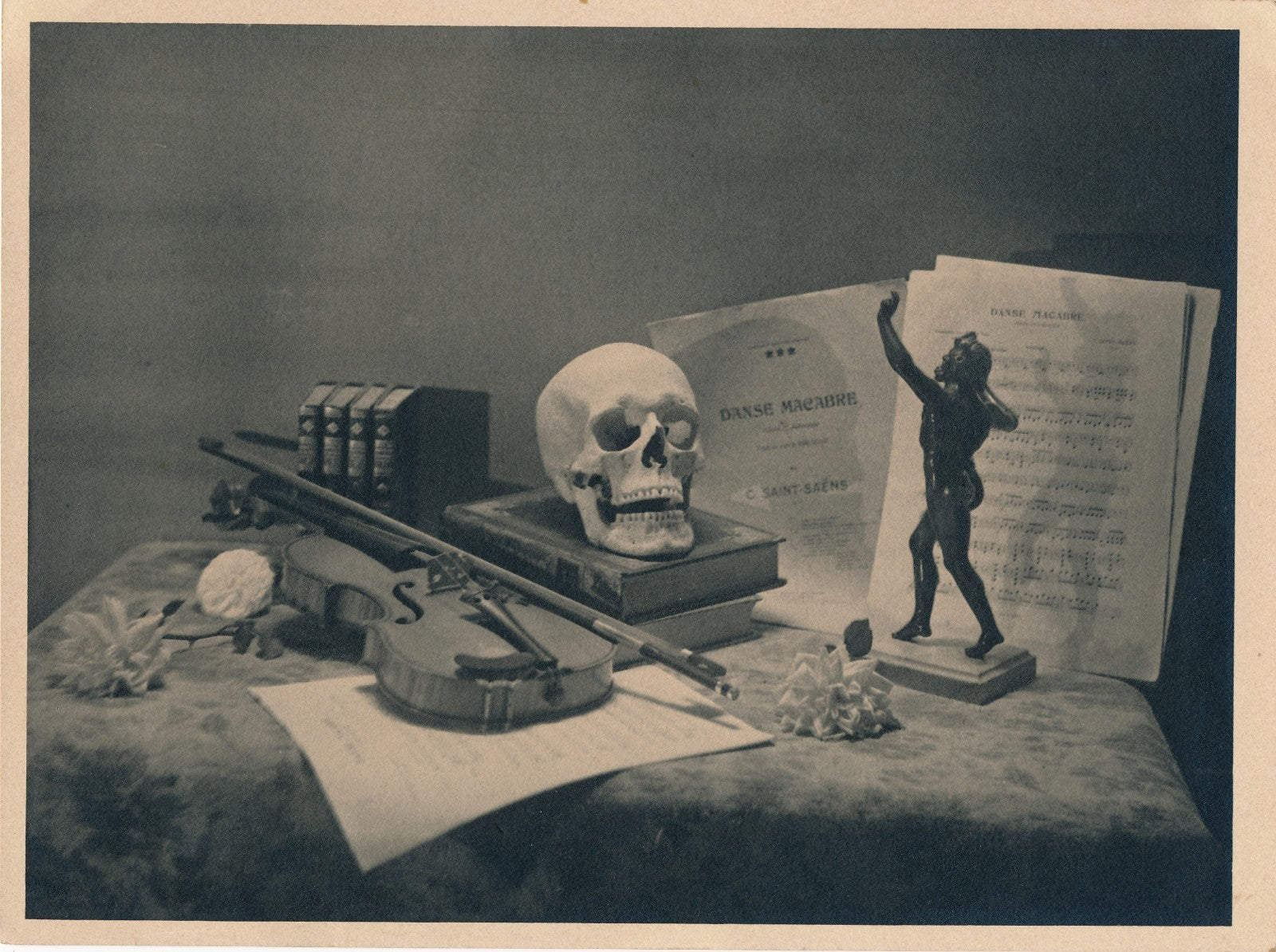 photo Nature morte crâne vanité violon photographie argentique époque v. 1940