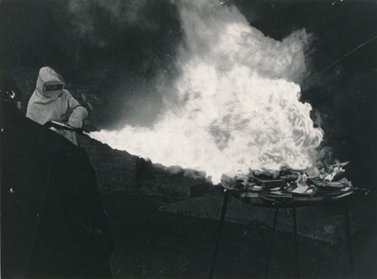 Autodafé de livres ? feu lance flamme photo photographie v. 1980 combinaison