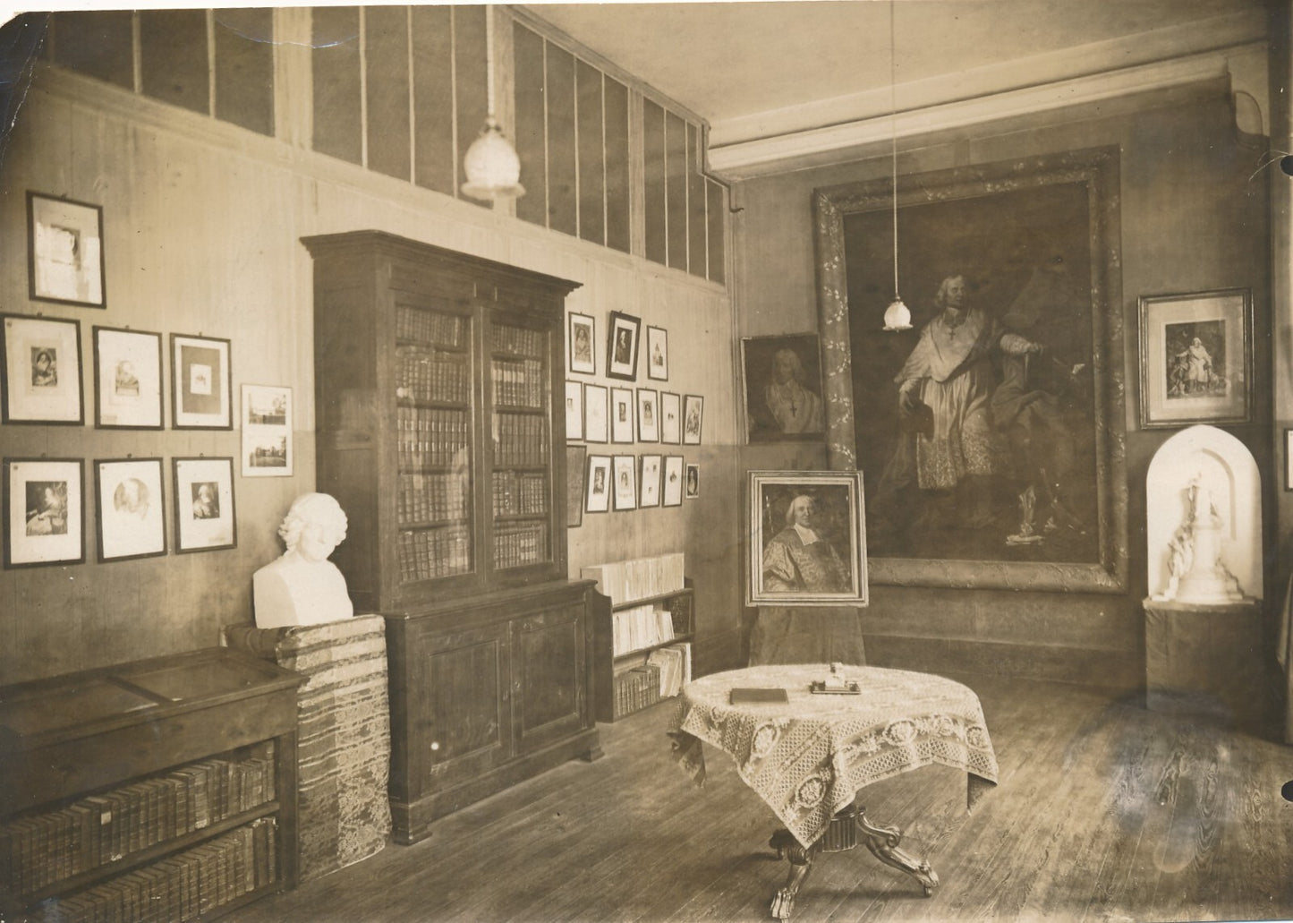 Intérieur musée Amis Bossuet Meaux photo photographie v. 1920