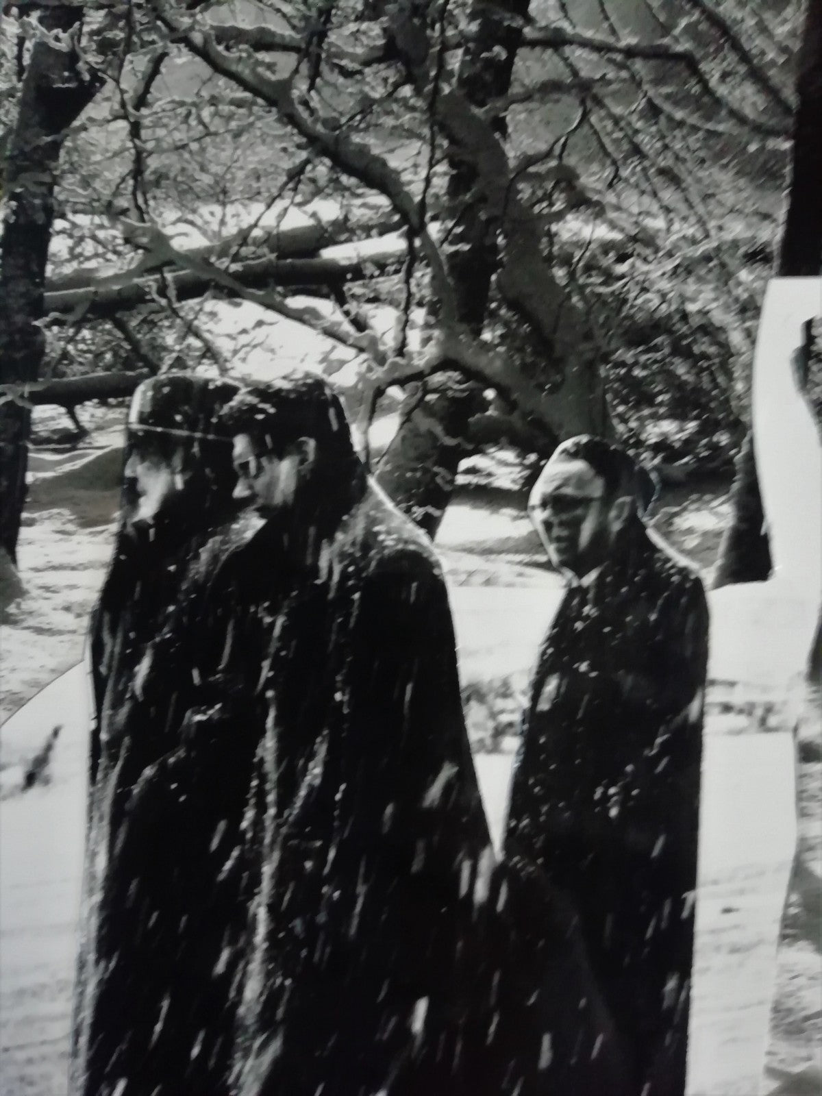 Photo collage : Hommes marchant sous la neige, fin des années 1970 argentique