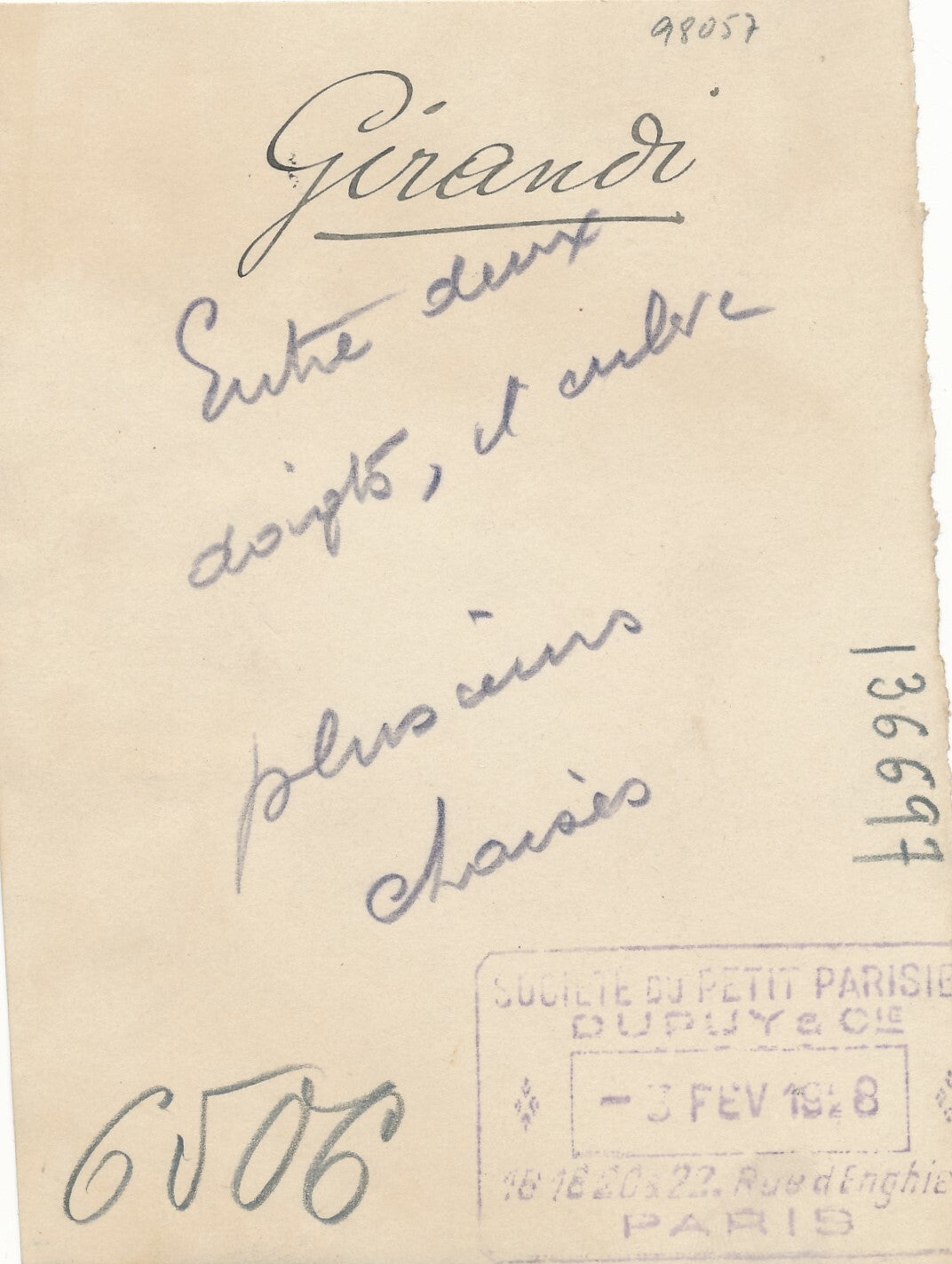 Étonnant Girandi maître d’hôtel soulève tables avec 2 doigts photo photographie