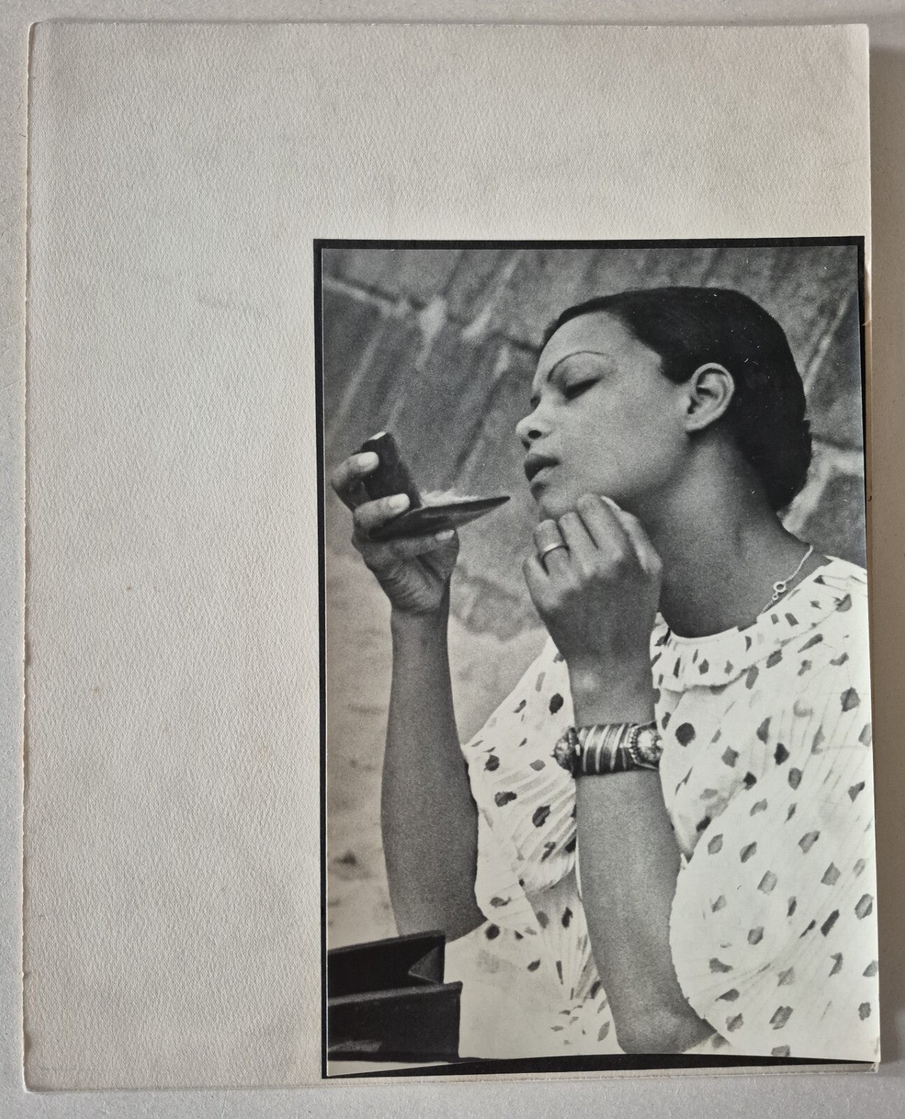 3 photo époque femme se maquillant années 30 mis en scène soigné photoghie