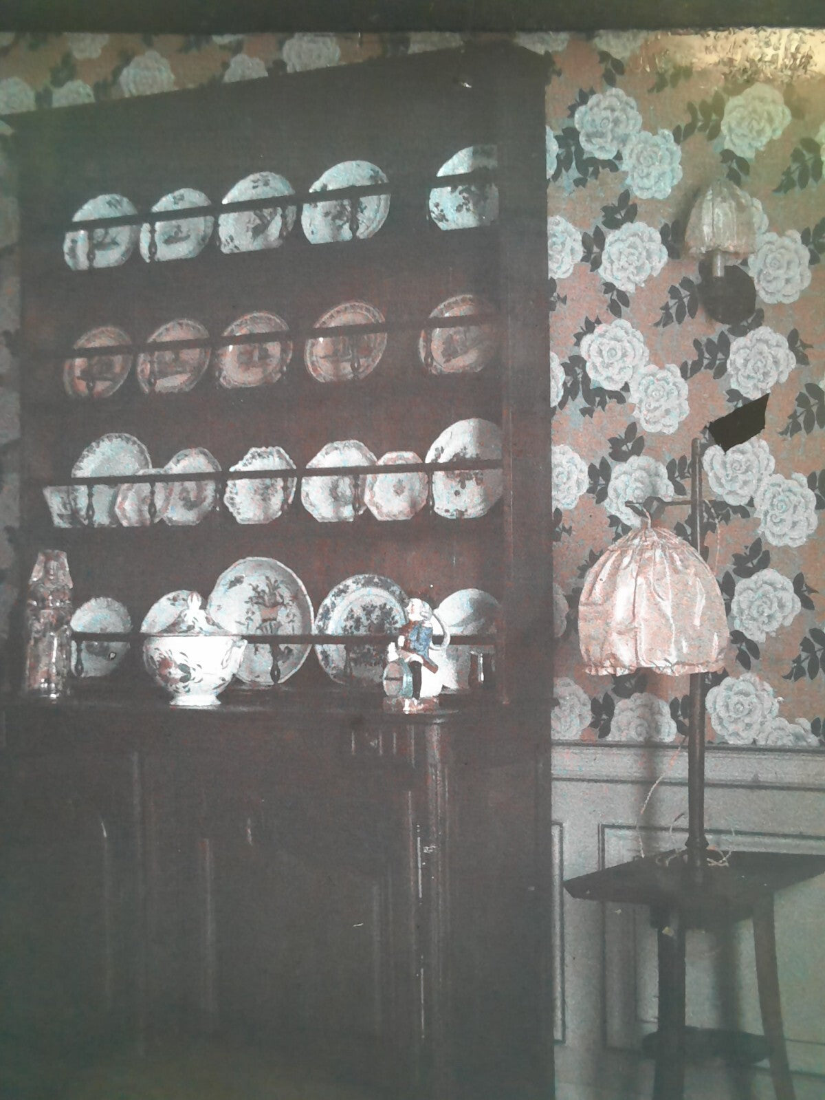 2 stéréo autochrome intérieur papier peint assiettes étagère v. 1910