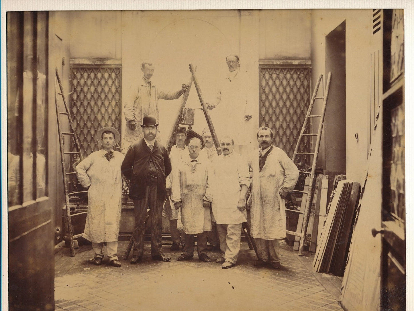 Equipe peintres métier Paris v. 1880 peinture bâtiments photographie albumine