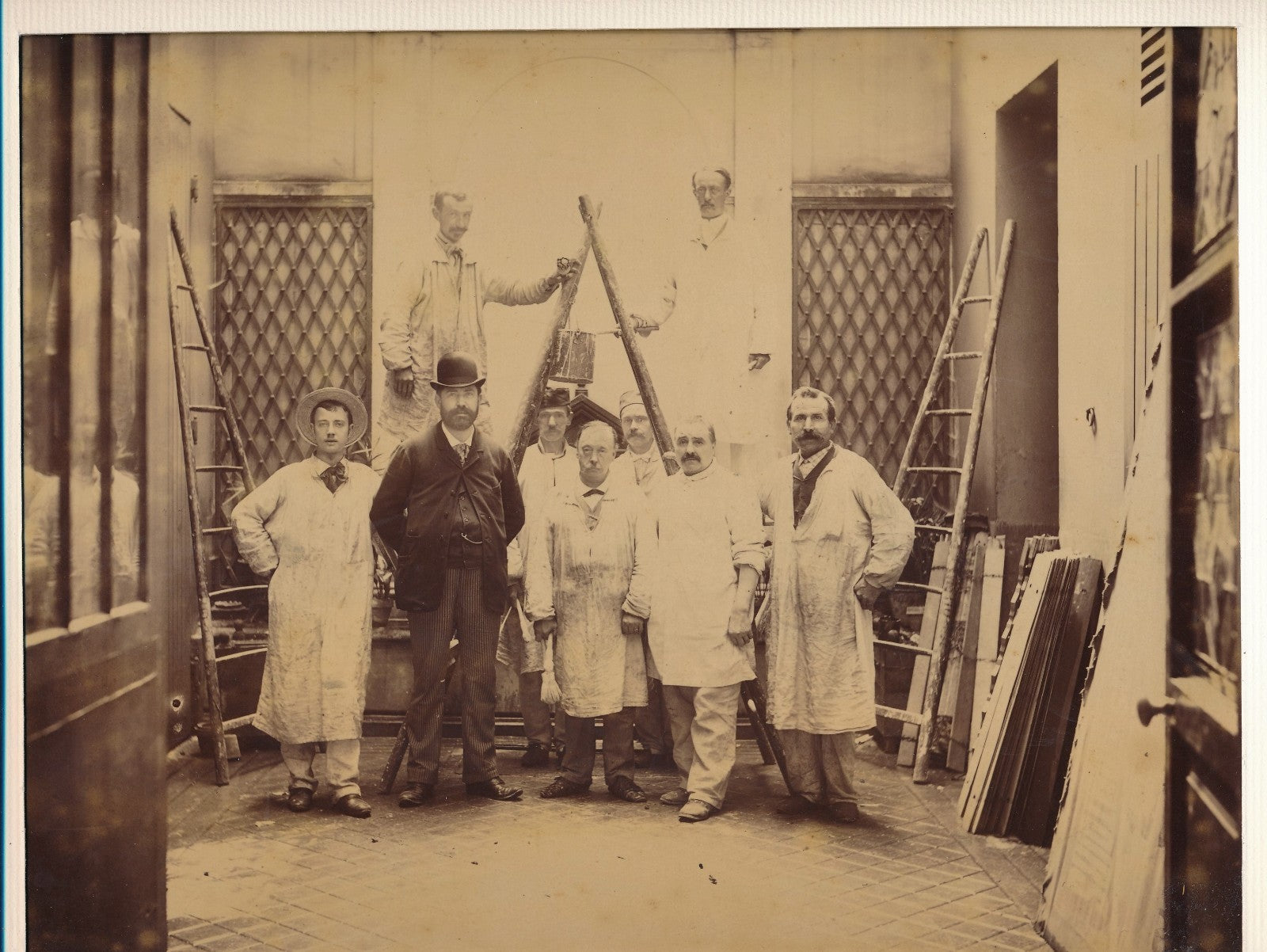 Equipe peintres métier Paris v. 1880 peinture bâtiments photographie albumine