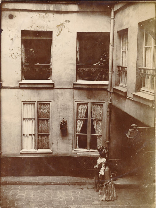 Cour Paris 3 femmes photographie amateur citrate snapshot robe