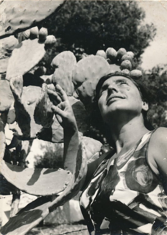 Femme au cactus photo photographie v. 1960 mode robe