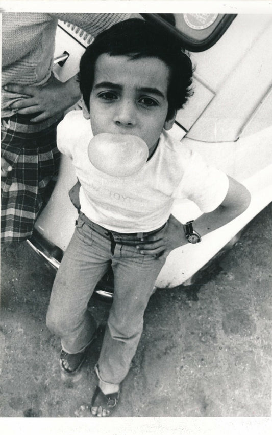 Garçon à Belleville 1979 photographie argentique époque enfant bulle chewing gum