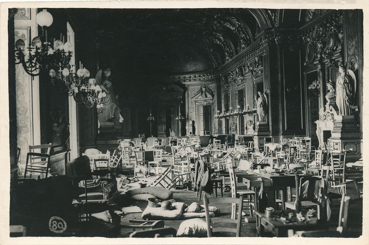 LIBÉRATION DE PARIS, 1944  12 photographies (18 x 12 cm) légendées Luxembourg
