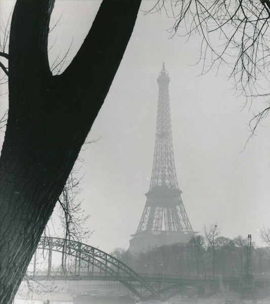 La tour Eiffel par temps de brouillard photo photographie 1950 vintage 