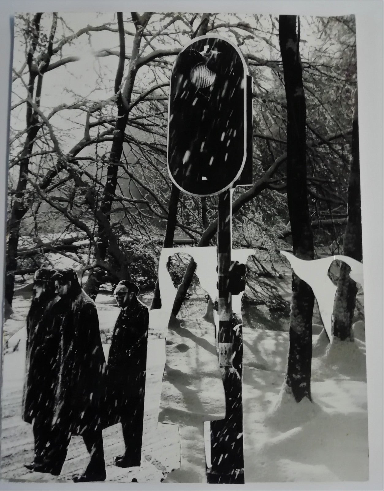 Photo collage : Hommes marchant sous la neige, fin des années 1970 argentique